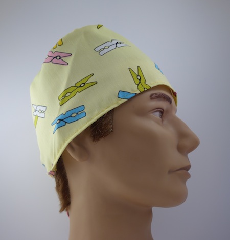 Calot jaune avec pinces &agrave; linge (75% coton, 25% polyester)